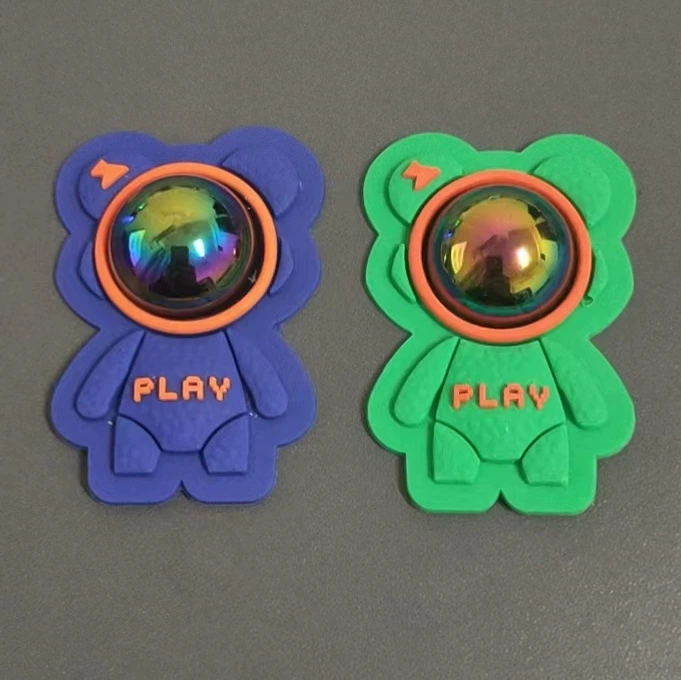 Капля пластиковая мультяшная ударная вспышка Space Bear Play Label может установить одежду Детский мультфильм ПВХ стандарт со светодиодной подсветкой