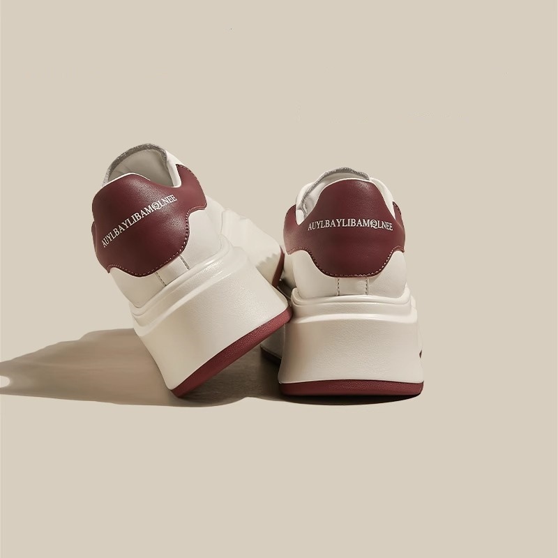 Pequeños zapatos de cuero de suela gruesa McQueen zapatos blancos para mujeres 2024 primavera y otoño nuevos zapatos de muffin zapatos de skate de altura universal