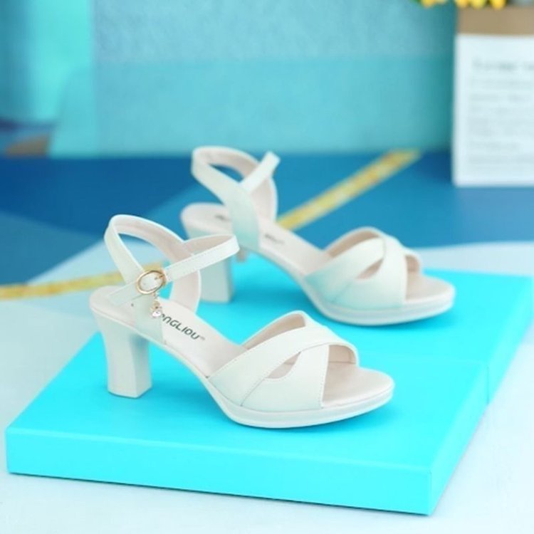 Sandallas de mujer de cuero suave de verano 2025 nuevo estilo anti-deslizante de mujer tacones de moda boca de pez madre sandalias de hebilla