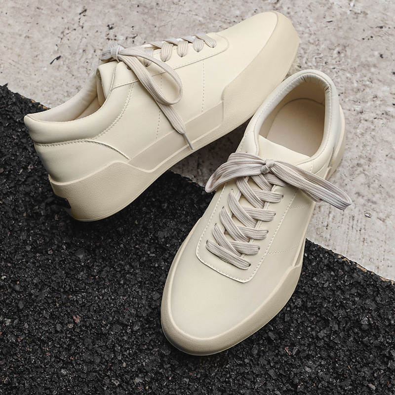 Celebridad del mismo estilo de zapatos individuales para hombres, moda de moda, zapatos bajos casuales, cordones de cuero para hombres, suela gruesa, aumento de zapatos al aire libre
