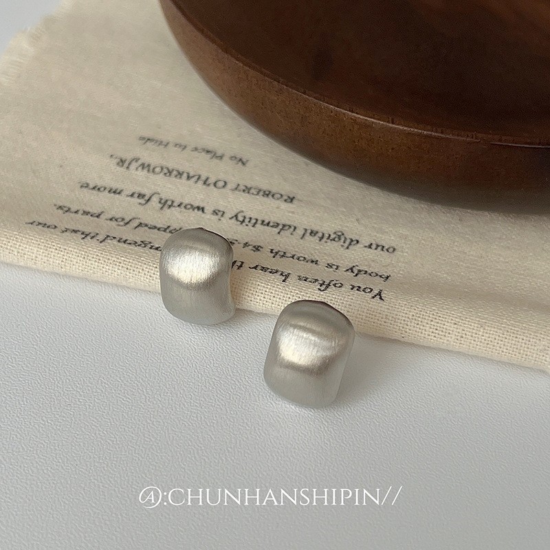 Matte silver ear needle