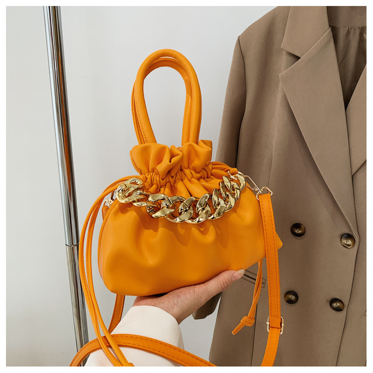 2022 New Fashion Pleated Drawstring Handbag Chain Clouds One-shoulder Crossboby Bag display picture 4