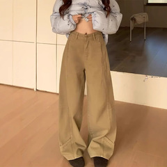 大きいサイズのレトロなカーキの色はジーパンの女性の春秋の太っているmmのゆったりしている設計感のまっすぐな筒の広い足の垂れ下がった感じのズボンをつなぎ合わせます。