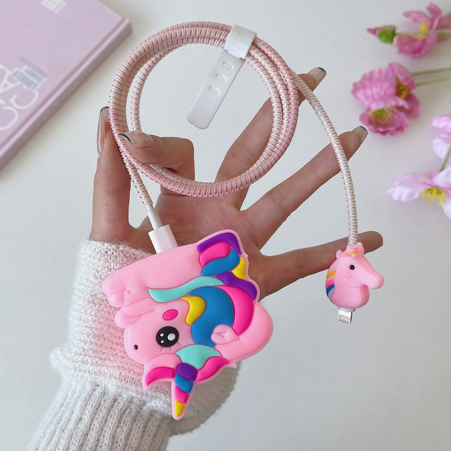 Электрический защитный чехол розового единорога подходит для трехконтактного защитного чехла зарядной головки Apple британского стандарта мощностью 25 Вт для предотвращения поломки проводов.