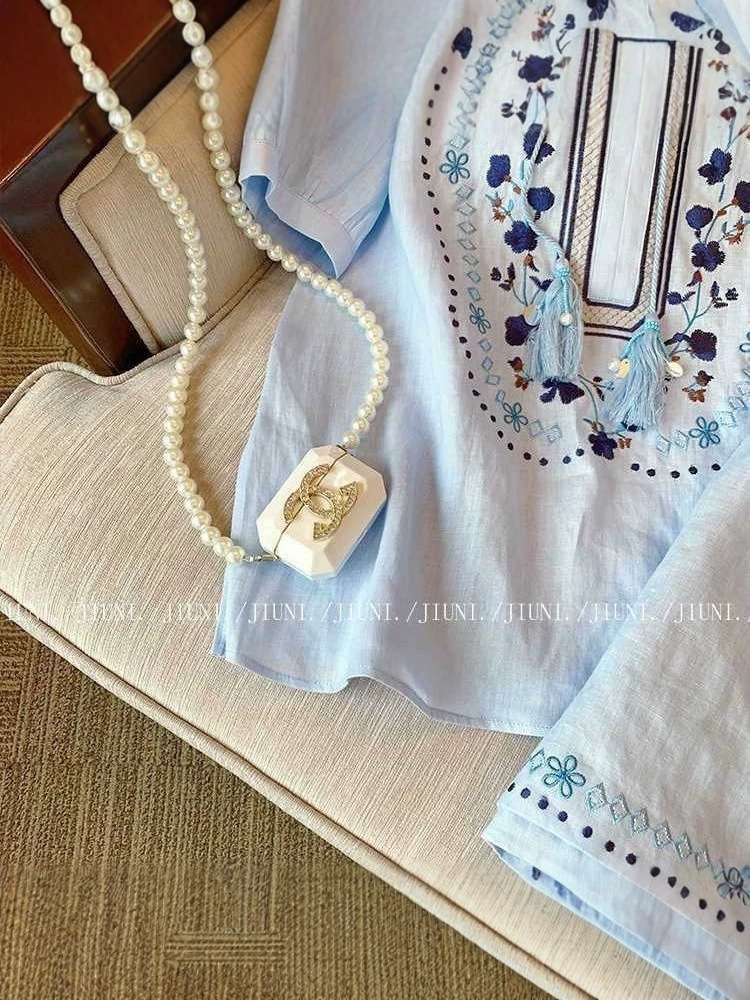 Bộ áo sơ mi xanh họa tiết hoa nhí kết hợp quần short rộng — Bộ màu xanh nhạt