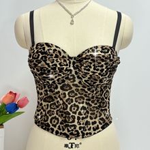 ʱ��ŷ����ɫ���ñ���С���ĵ����ڴ���⴩������£�����������