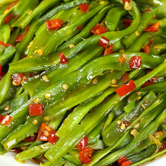 湖南の特産の香辛料と唐辛子と野菜をみじん切りして料理を作ります。