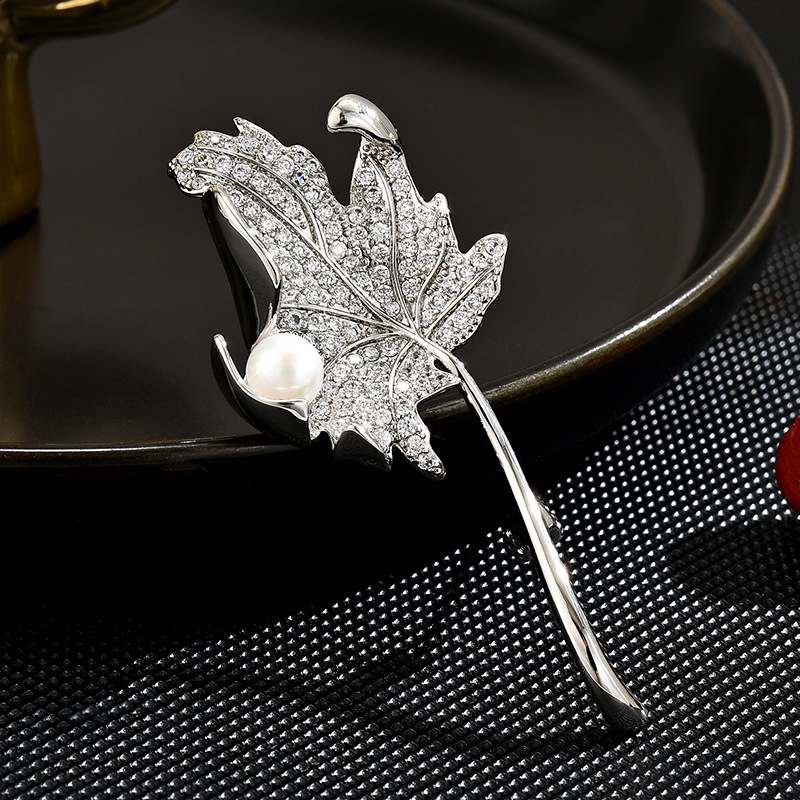 New women's design feeling Korean style deciduous pin brooch suit coat two sweater chain accessories wholesale