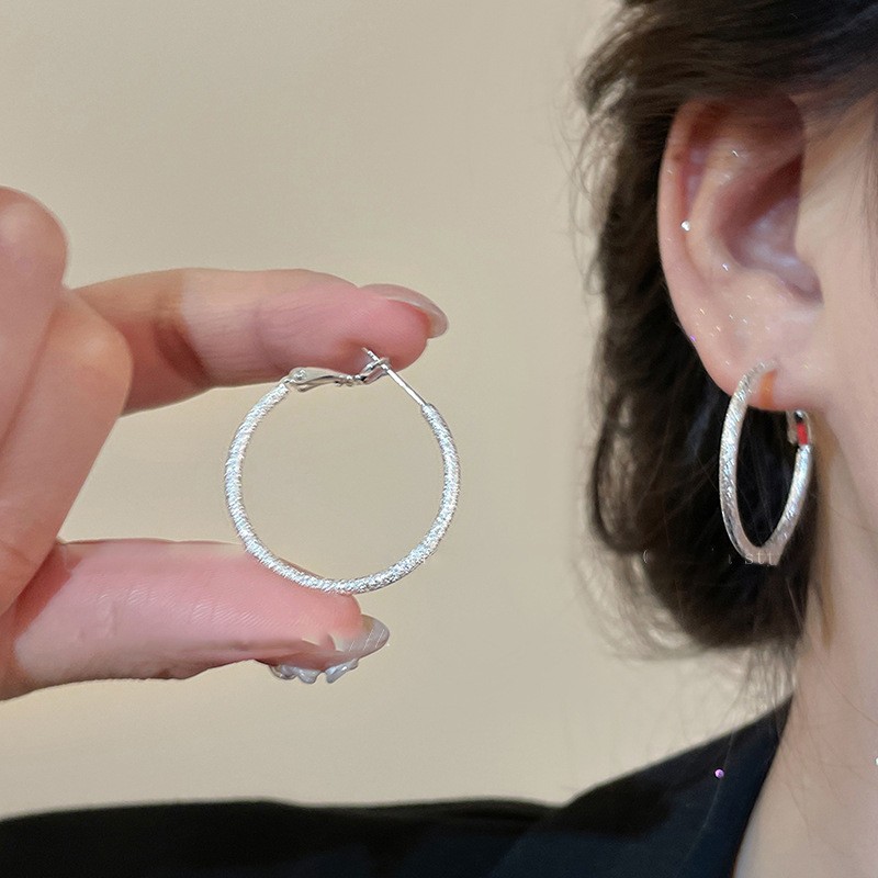 Europa y los Estados Unidos transfronterizos agujas de plata aretes de metal fríos aretes de estilo estilo universal simple aretes de diseño de nicho