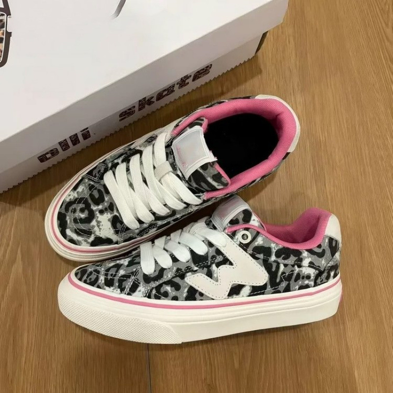 Women's canvas shoes, 2026 new style, featuring a leopard print with contrasting pink trim, low-top design, lace-up closure, thick sole, comfortable, durable, trendy, and versatile Women's canvas shoes, 2026 new style, featuring a leopard print with contrasting pink trim, low-top design, lace-up closure, thick sole, comfortable, durable, trendy, and versatile