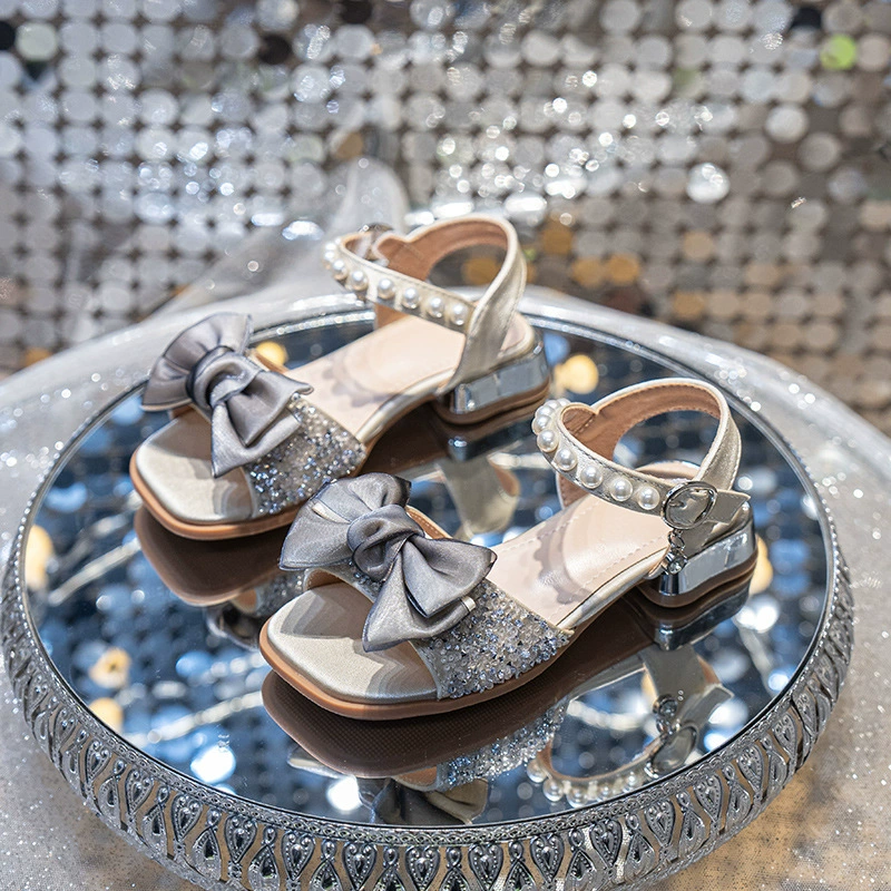 2025 Новые туфли для девочек Детские босоножки на каблуке Туфли принцессы Кожаные туфли Летний стиль Мягкая подошва Кристальные туфли для малышек