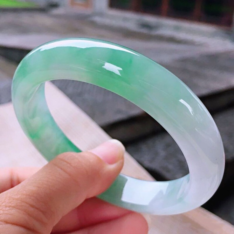 Vòng tay ngọc bích tự nhiên nữ băng ngọc màu xanh nhạt có giấy chứng nhận chi tiết 3