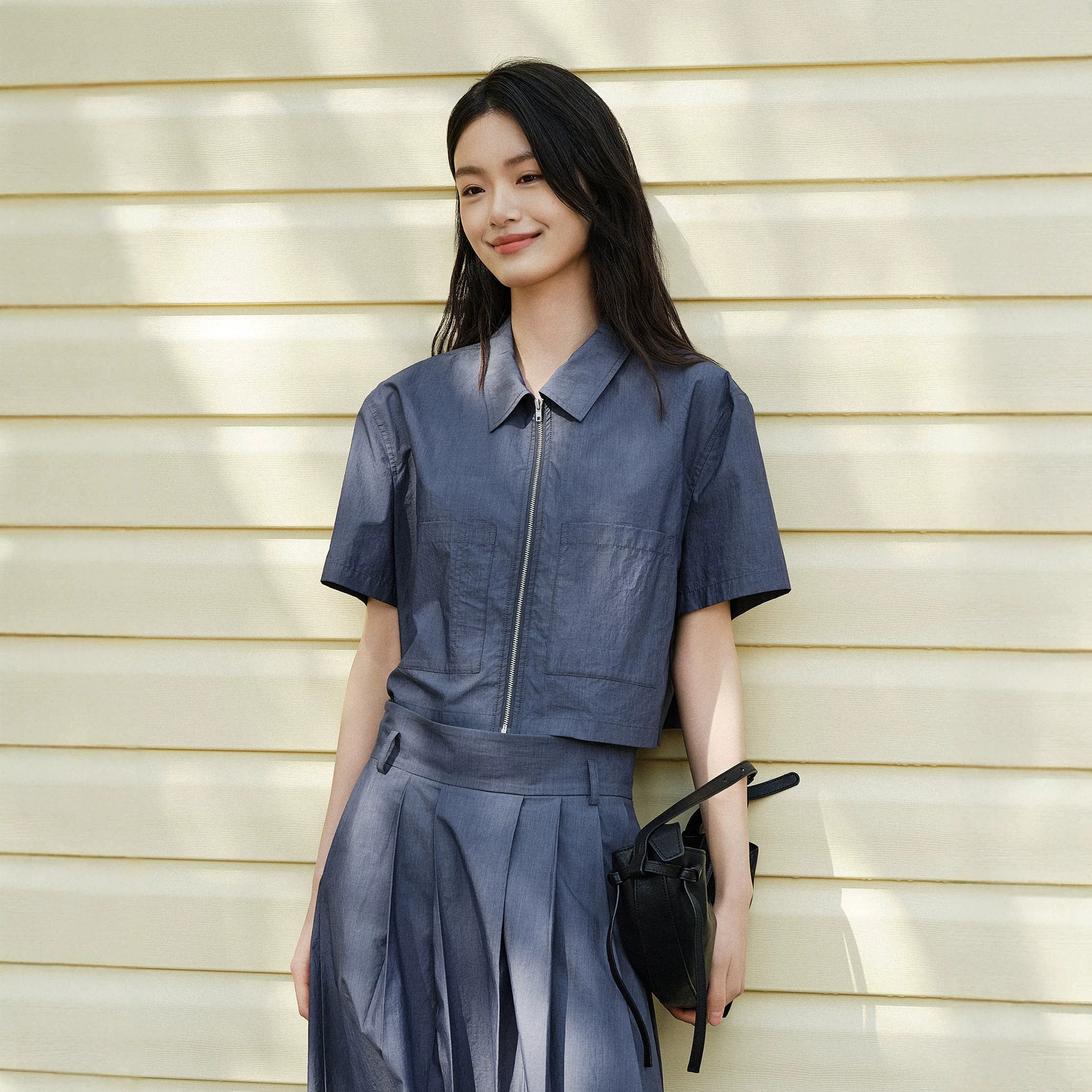 Women's summer short-sleeved polo shirt with a mature and simple style, perfect for commuting and wearing as an outer layer. It is a versatile solid color and slim fit.
