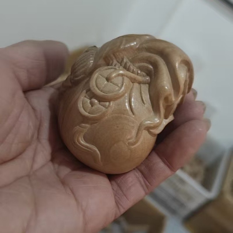 桃木彫刻十二生肖の手の工芸品は桃木の手の木の観光地区の観光工芸品を並べます。|undefined
