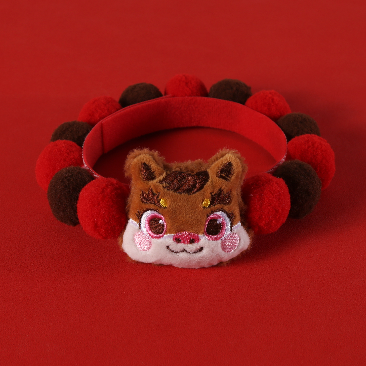 2026 Año del Caballo mascota color mixto collar de pelota Año Nuevo Festival de Primavera encantador dibujos animados peluche caballo lana pescado bib