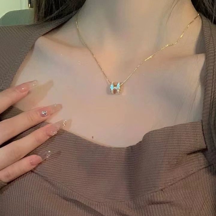 本物の金メッキジルコンのアルファベットのペンダントのネックレスは小さくてシンプルです。|undefined