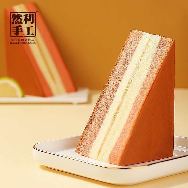 Handmade Golden Mountain Chocolate Cake with Barley Leaf Breakfast Snack Cake Leisure Food Pastry 95g