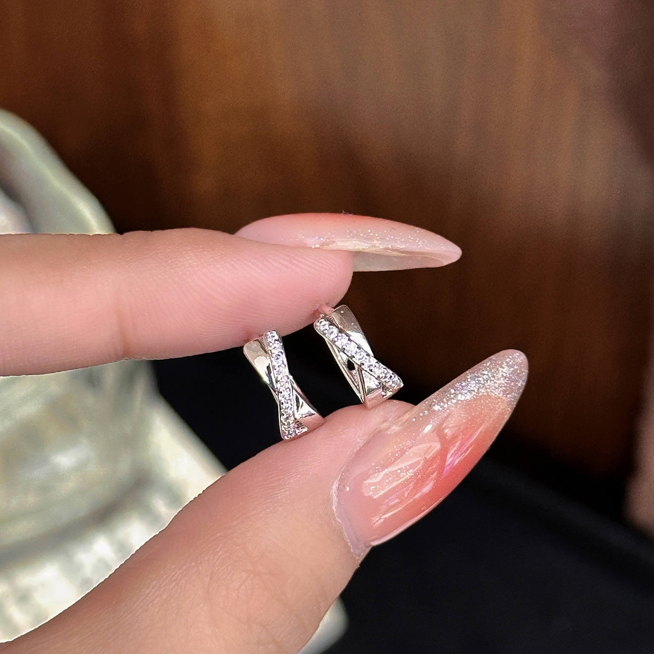 Discutir la explosión del diseño de nicho de la sensación de pendientes cruzados de temperamento minimalista femenino micro-pantalones de piedra temperamento de aretes de orejas