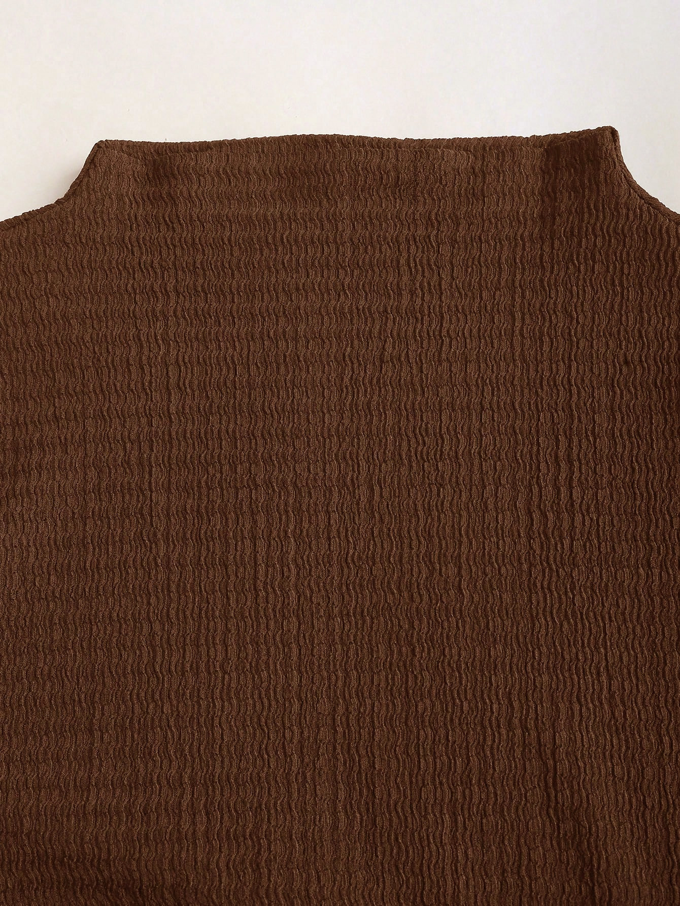 Robe midi ajustée avec col montant et boucle de ceinture_voghion.com