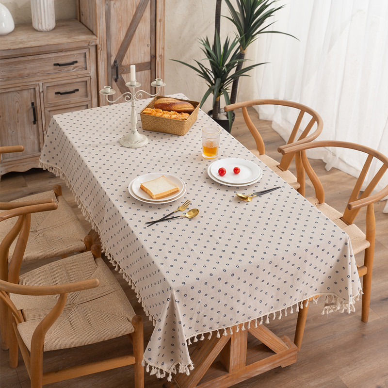 Minimalistisk bordsduk med blommönster och tofsar_voghion.com