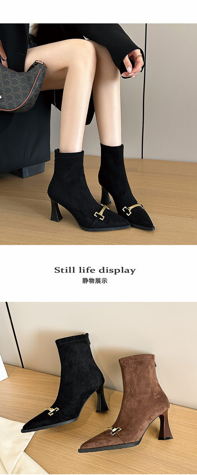 Bốt nữ cổ ngắn mũi nhọn chất liệu da lộn, khóa kim loại cổ điển, gót cao 6–8 cm, khóa kéo sau — màu nâu, đen chi tiết 10