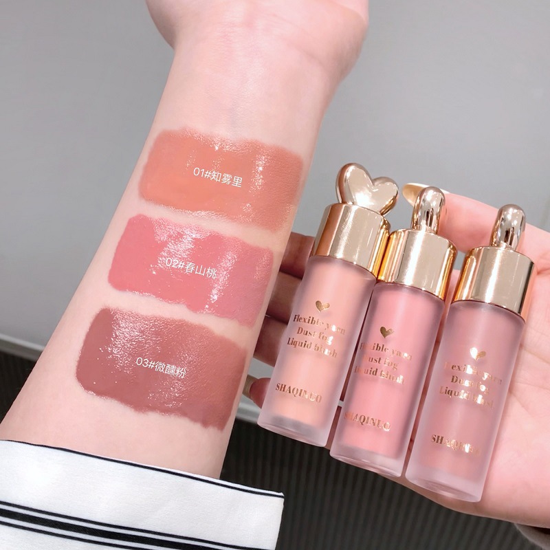 Shakino Soft Yarn Powder Mist Blush Liquid, un polvo gris de baja saturación que mantiene el maquillaje y brinda un blush carminado suave.