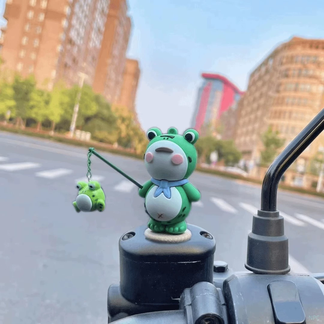 2024 новый электромобиль декоративные аксессуары милые продаваемые лягушки мультяшные украшения высококачественный мотоцикл автомобиль лягушка украшения