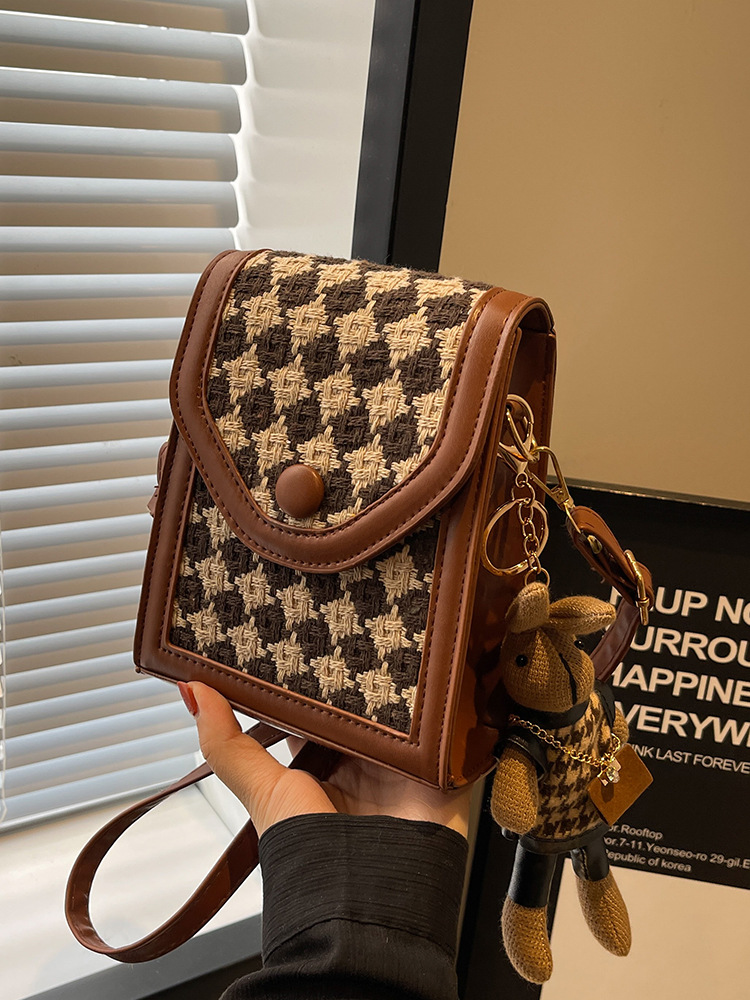 This year's popular bag for women 2023 new fashion Messenger phone bag for women ins French style niche shoulder bag for women