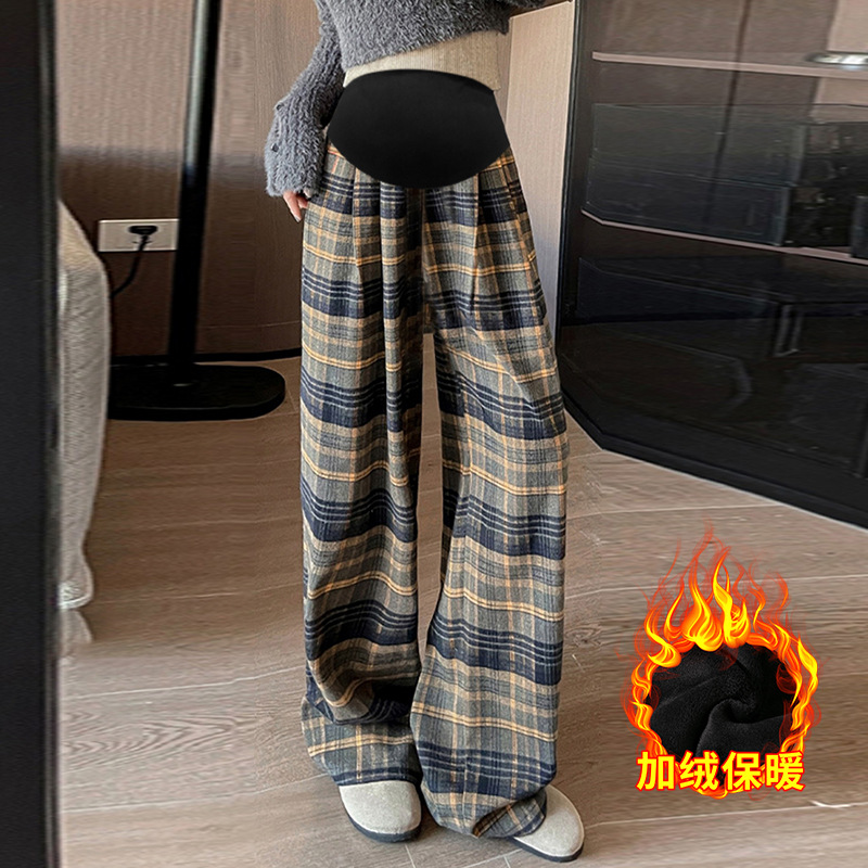 2025年秋冬向け、妊婦さん向けの裏起毛チェック柄パンツ。ゆったりとしたカジュアルで快適なハイウエストで、着痩せ効果も期待できる妊婦さん向け冬服です。