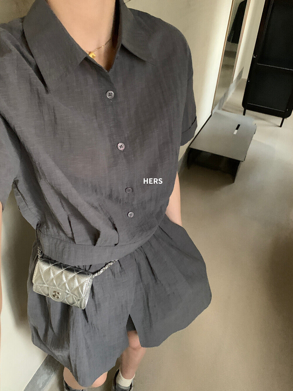 Bộ hai mảnh áo sơ mi ngắn phối quần short cạp chun nữ — xám đậm, màu hồng chi tiết 31