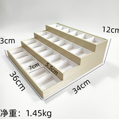 四段台形の空の格子を並べて階段式の多層アクセサリーの展示盤のカウンターの黄金の部品の展示盤を置きます。