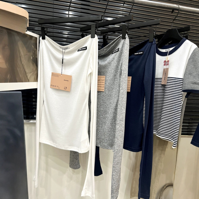Miu High-Quality Tencel Cotton Sun-Protective Off-Shoulder Letter Embroidery Versatile Thin Long-Sleeve Base Shirt T-Shirt Miu High-Quality Tencel Cotton Sun-Protective Off-Shoulder Letter Embroidery Versatile Thin Long-Sleeve Base Shirt T-Shirt