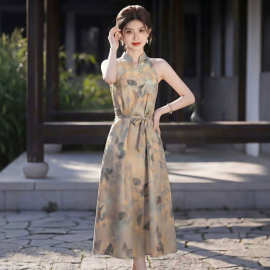 新中式黄色2026新款挂脖礼服裙改良女浮光锦A版显瘦无袖长连衣裙