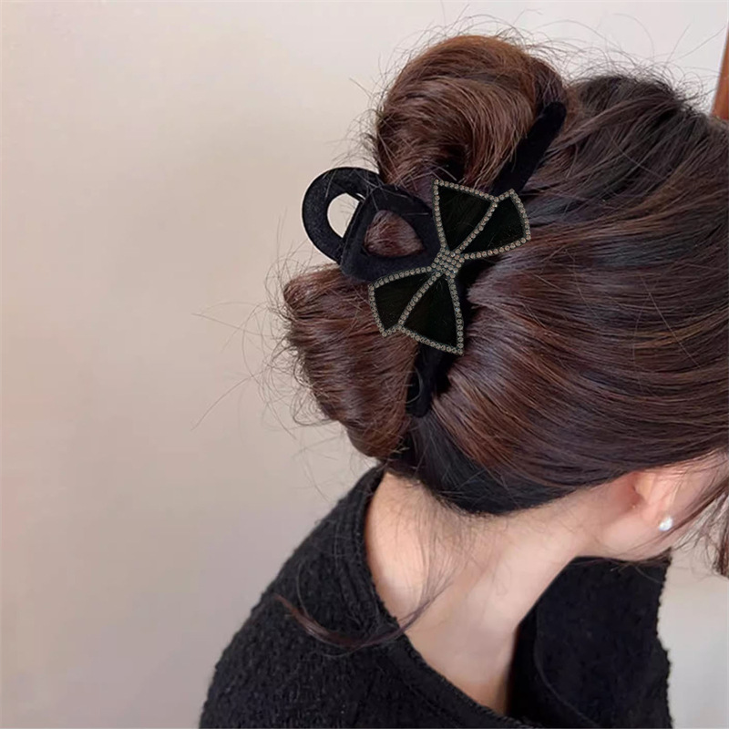 Elegant crab pin with bow