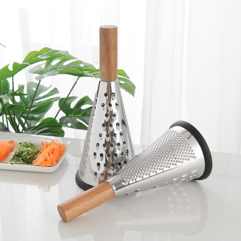 木の柄の3面のテーパードのステンレスの野菜のおろし器の大根はチーズのおろし器を削ります。|undefined