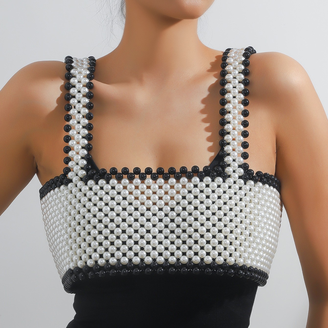 Joyas transfronterizas europeas y americanas cadena de cuerpo de perlas hueca creativa moda sexy chal de perlas borla cadena de pecho de alta calidad