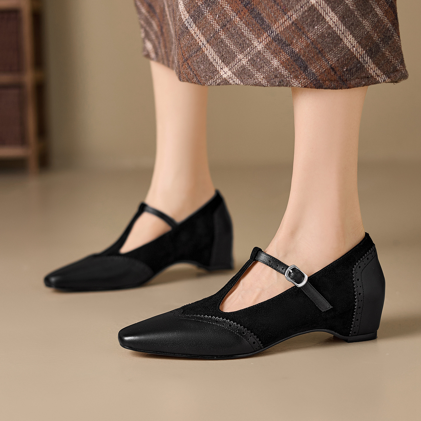 Giày cao gót nữ mũi nhọn gót vuông 4 cm, da bò ghép da cừu lật, phong cách cổ điển chạm trổ — đen