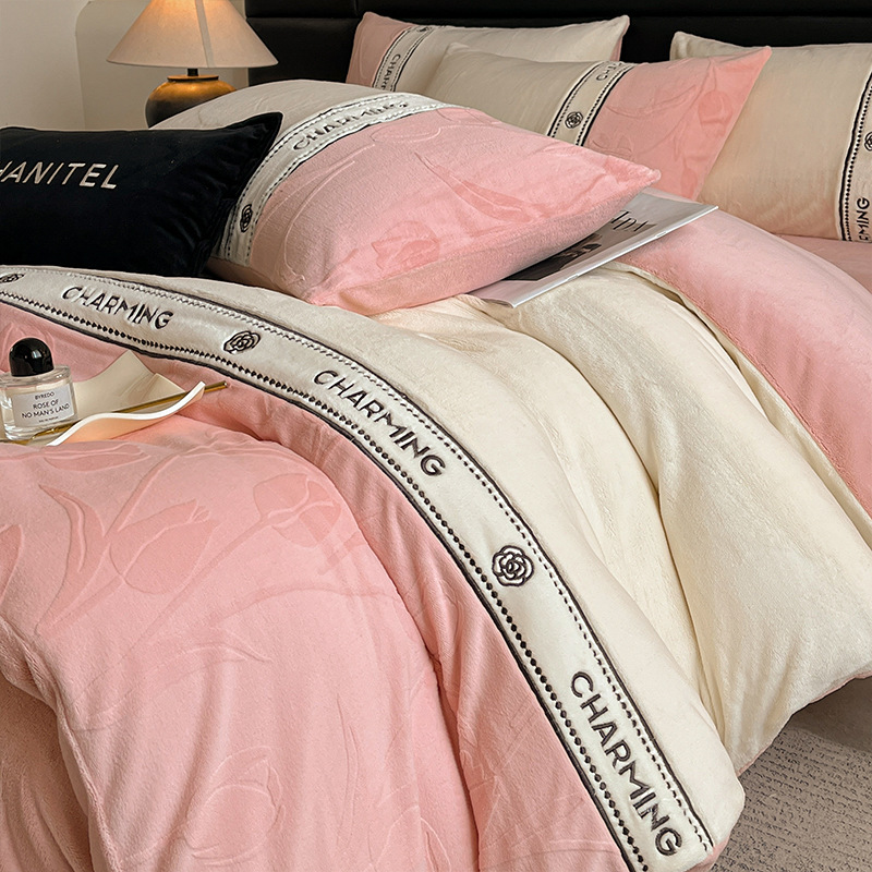 Cama de seda de leche tallada simple cuatro piezas de otoño y invierno engrosado doble cara coral edredón cubierta de cama de tres piezas
