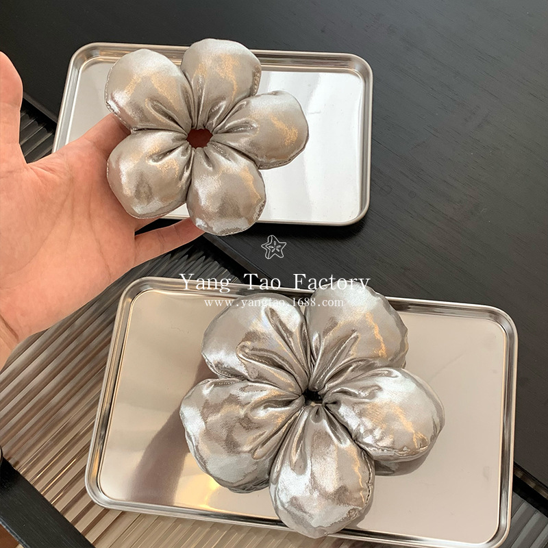 Niche Zhongins Senior Sense Bloggers con flores de esponja, anillo de pelo de pan tridimensional, viento dulce y fresco, anillo de pelo de intestino, tocado