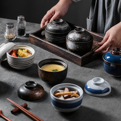 日本式の陶磁器の小さいシチューの杯のツバメの巣は水をあけて碗のスープをかぶせます。