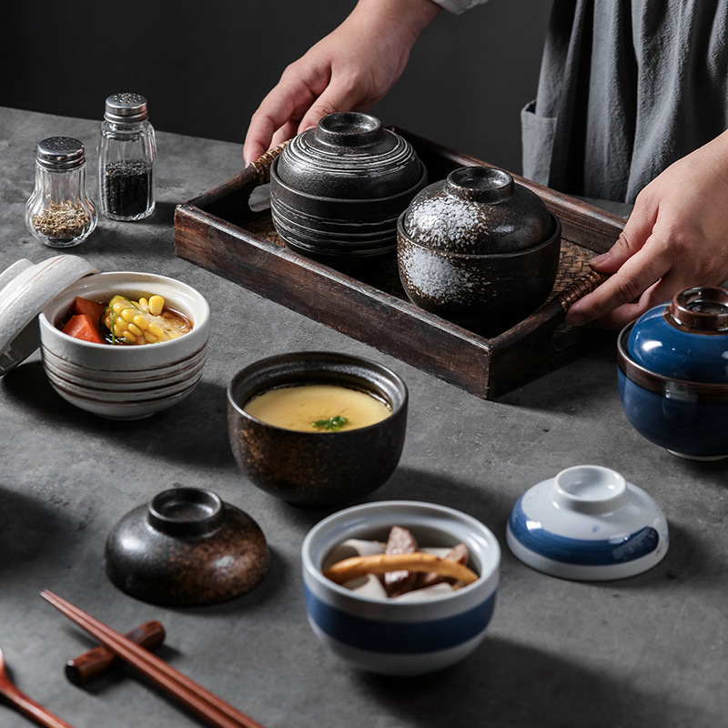 日本式の陶磁器の小さいシチューの杯のツバメの巣は水をあけて碗のスープをかぶせます。|undefined
