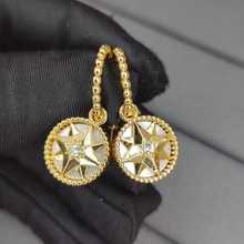 高版本D家白贝母幸运罗盘银针高级感通勤耳钉女简约百搭精致耳环