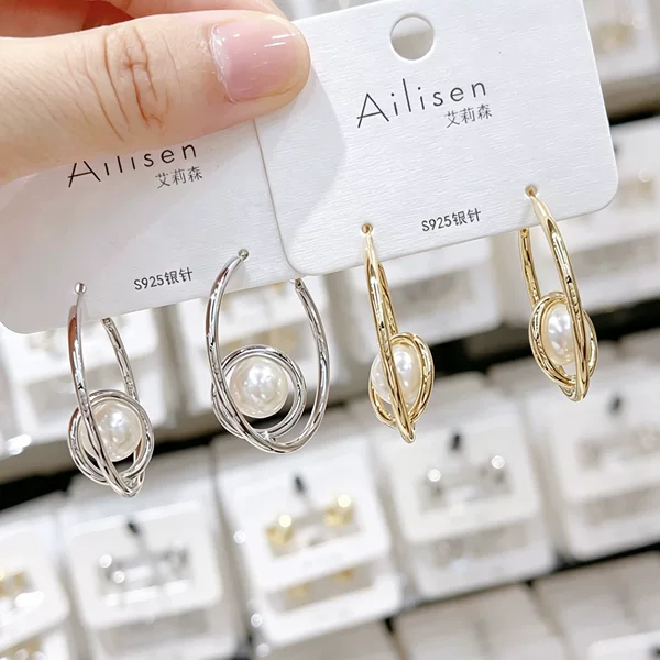 French-style minimalist unique design metal circle pearl earrings, personalized, fashionable, retro, exaggerated, cool and minimalist style earrings