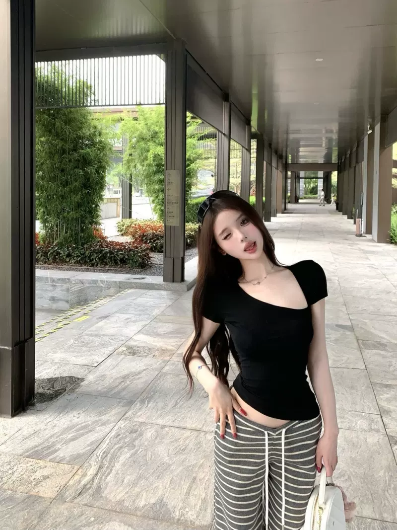 黑色斜领短袖正肩T恤女夏季2025新款修身收腰设计感辣妹显瘦上衣