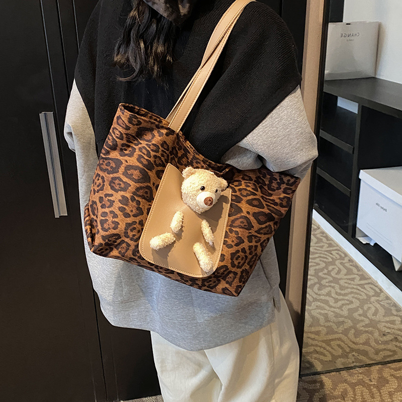 Bolsas de lona populares de este año para mujeres de gran capacidad 2024 nuevo otoño y invierno versátil bolsa de compras de hombro casuales bolsa especial