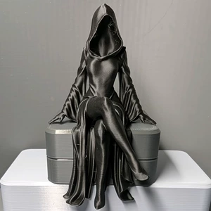 3D-фигурка королевы в чёрном одеянии настольная