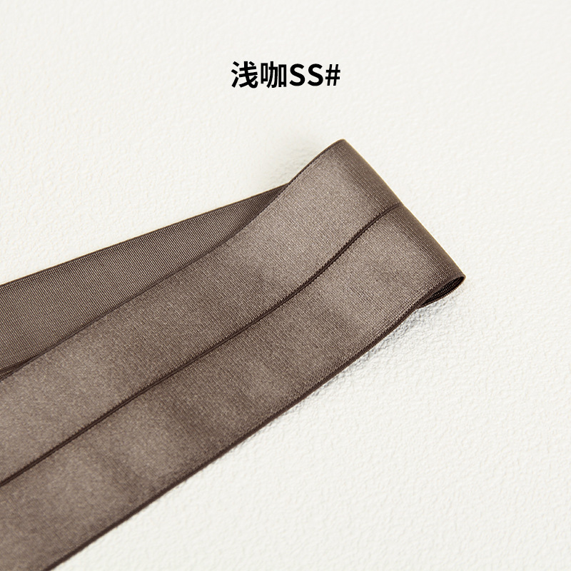 반으로 접힌 밝은 갈색 광택 스레드