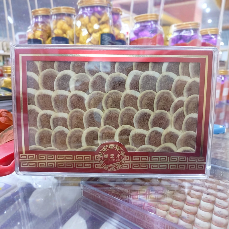 人気の鹿茸の赤い粉の切れの正統の鹿茸の白い粉の血の切れの梅の鹿のふわふわしている切れの漢方薬の材料の男性は酒を浸して生放送します。|undefined