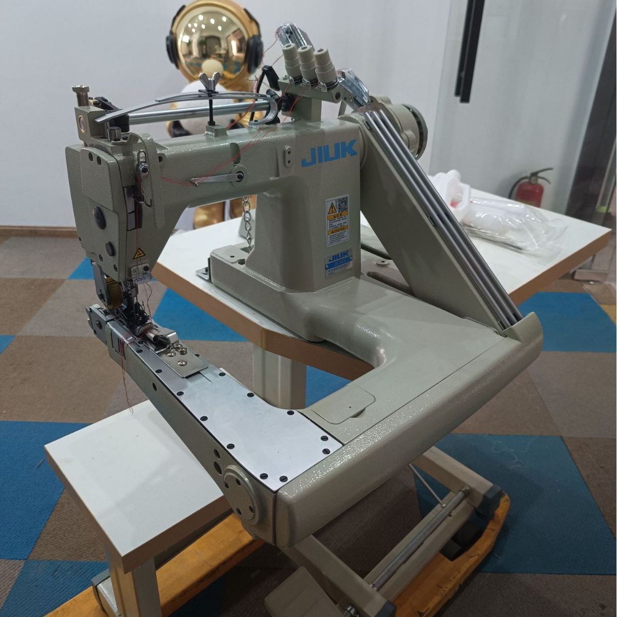 928 máquina de incrustación de tres agujas suéter de lana de mezclilla máquina de tazón curvo bolsa de polvo coser máquina de incrustación industrial ventas directas de fábrica