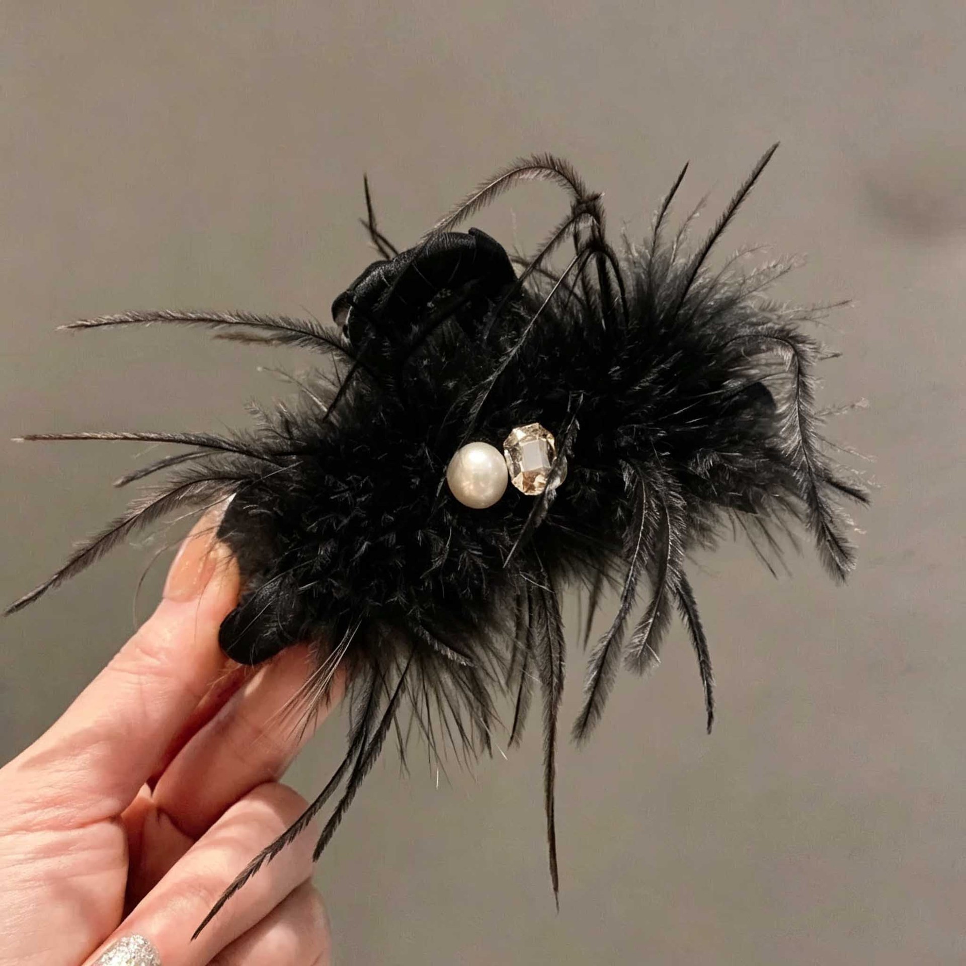 Pearl diamond ostrich feather-black
